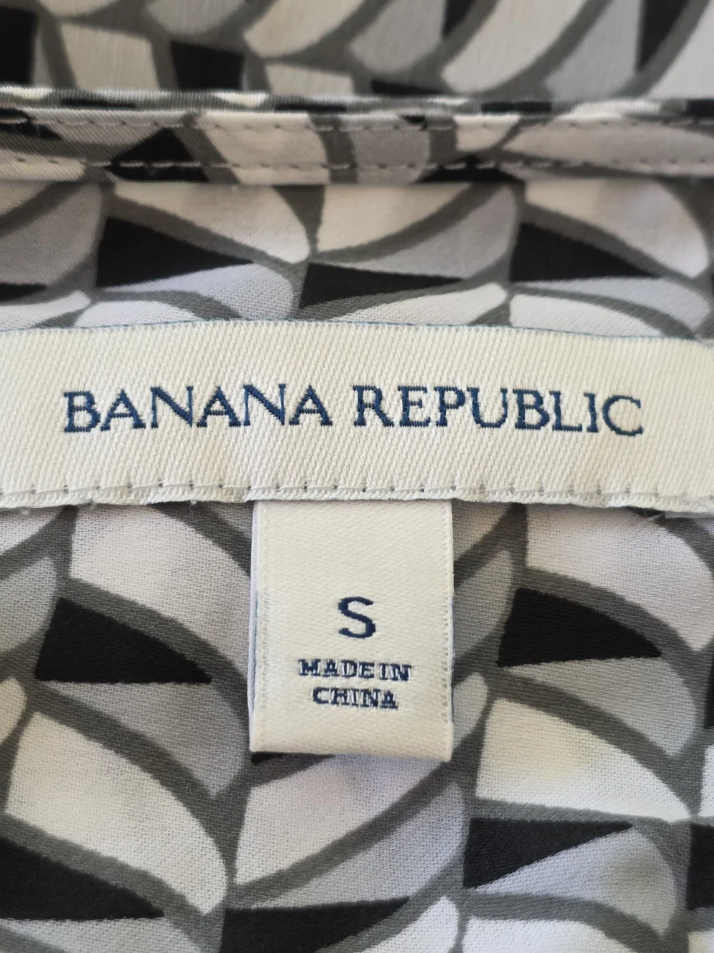 Banana Republic Black & White Geometric Print Chiffon Blouse Size Small